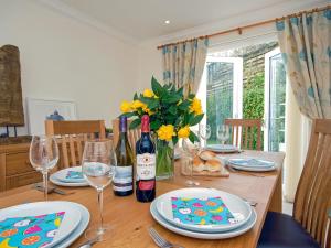 een eettafel met wijnflessen en glazen bij Haven's Rest in Walton West +19 foto's