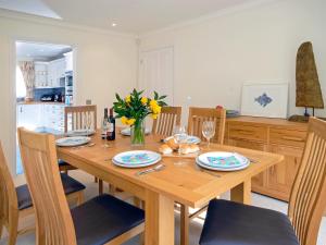 een houten tafel in een keuken met een eetkamer bij Haven's Rest in Walton West