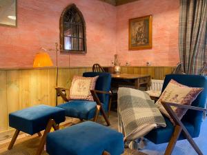 ハンティンドンにあるThe Potting Shedの青い椅子とテーブルのあるリビングルーム