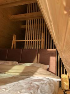 セルビアディヴツィバレにあるAzalea Chaletの天蓋付きベッドのある寝室