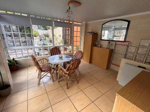 a kitchen and dining room with a table and chairs at La casita de la Playa in Redondela