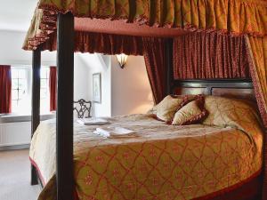 Postel nebo postele na pokoji v ubytování Wern Y Wylan Court + 8 fotografií