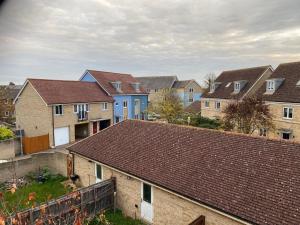 eine Gruppe von Häusern in einem Wohnviertel in der Unterkunft Warm & Cosy 4 Bed Cambridge House w Parking Garden & High Speed WIFI in Milton