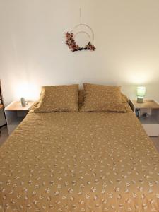 a bedroom with a bed with a comforter at Grande Suite Privée - Entrée indépendante - SDB & WC privatifs in Fondettes