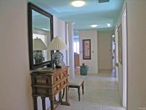 un corridoio con uno specchio e una cassettiera con una lampada sopra di Oceanfront Three-Bedroom Apartment with Panoramic Views a Beverley Beach Altre 15 foto