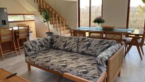 ein Wohnzimmer mit Sofa und Tisch in der Unterkunft Bungalow Campo Playa Arena in Chincha