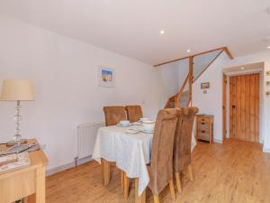 een eetkamer met een tafel en stoelen bij Annie's Cottage in Bempton