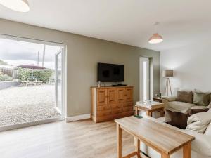 Μια τηλεόραση ή/και κέντρο ψυχαγωγίας στο Lilac Lodge