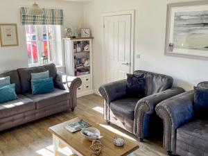 ein Wohnzimmer mit zwei Sofas und einem Couchtisch in der Unterkunft The Bay - The Bolthole in Reighton