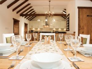 een eetkamer met een tafel met wijnglazen bij The Cart Shed in Tickton