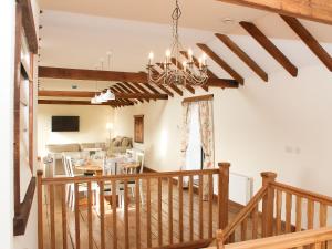 een eetkamer en een woonkamer met een kroonluchter bij The Cart Shed in Tickton