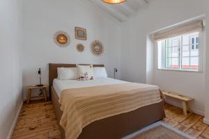 a bedroom with a large bed and a window at Brisa do Sul in Porches