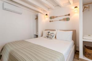 a bedroom with a white bed in a room at Brisa do Sul in Porches