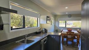 Η κουζίνα ή μικρή κουζίνα στο Fale Va'a in Marahau