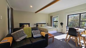 Χώρος καθιστικού στο Fale Va'a in Marahau