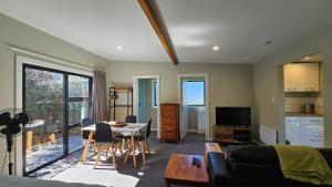 Μια τηλεόραση ή/και κέντρο ψυχαγωγίας στο Fale Va'a in Marahau