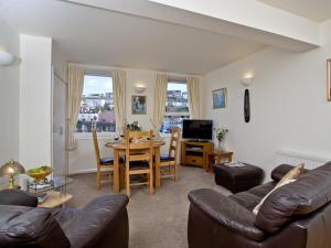 ブリクサムにある2 Fishermans Loftのソファとテーブルのあるリビングルーム