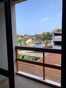 einen Balkon mit Blick auf ein Gebäude in der Unterkunft Palulu Flat Juquehy - O refúgio perfeito para casais e famílias - Área de Lazer com Piscina e Sauna - Garagem Subterrânea - Serviço de Praia in Juquei