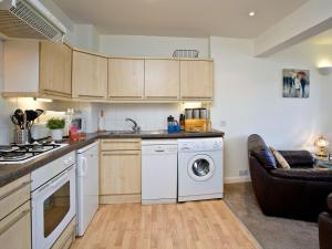 ブリクサムにある2 Fishermans Loftのキッチン(洗濯機、ソファ付) +10枚の写真