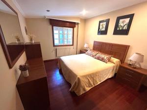 a bedroom with a bed and a window at La casita de la Playa in Redondela