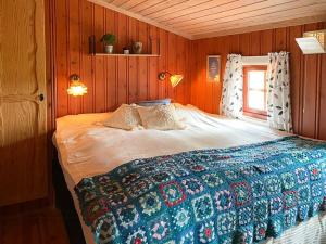 - une chambre avec un grand lit dans une cabine dans l'établissement Traditional Cabin By Reinsvatn In Treungen, à Treungen