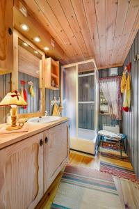 une grande salle de bain avec un lavabo et une fenêtre dans l'établissement Traditional Cabin By Reinsvatn In Treungen, à Treungen