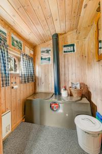 une salle de bain avec toilettes dans une cabane en bois dans l'établissement Traditional Cabin By Reinsvatn In Treungen, à Treungen