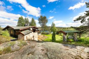 une maison sur une colline avec un chemin menant à celle-ci dans l'établissement Traditional Cabin By Reinsvatn In Treungen, à Treungen