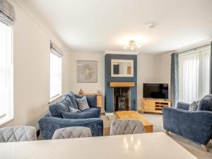 Wainfleet All SaintsにあるThe Cooperage- Uk34818のリビングルーム(青い椅子、テレビ付)