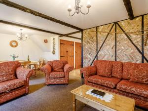 Runcton HolmeにあるArchway Barn - E3864のソファ2つとテーブルのあるリビングルーム