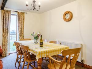 Runcton HolmeにあるArchway Barn - E3864のダイニングルーム(ワイン1本とテーブル付)