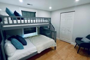 Postel nebo postele na pokoji v ubytování Spacious Dog-Friendly Retreat Near Ballantyne