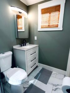 Koupelna v ubytování Spacious Dog-Friendly Retreat Near Ballantyne + 25 fotografií