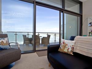 een woonkamer met uitzicht op de oceaan bij Sunset Bay - 31 Horizon View in Westward Ho