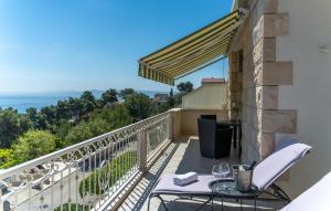 En balkon eller terrasse på Amazing Apartment In Selca With Wifi