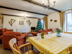 Runcton HolmeにあるArchway Barn - E3864のリビングルーム(テーブル、クリスマスツリー付)