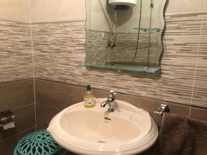 Koupelna v ubytování Houria’s Appt + 1 fotografie