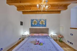 トッリ・デル・ベーナコにあるCasa Silvia II mit Seeblick mit Terrasseの子供が寝室のベッドに寝そべる