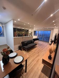 a living room with a couch and a table at Modern apartment - Cittyplex in Osasco