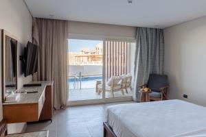 TV a/nebo společenská místnost v ubytování UTOPIA Blue Resort