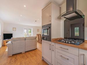 een keuken met een fornuis top oven naast een bank bij Annie's Cottage in Bempton +17 foto's