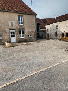 an empty parking lot in front of a building at Chez Riri in Saints-Geosmes