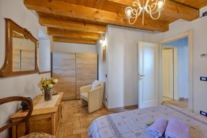 トッリ・デル・ベーナコにあるCasa Silvia II mit Seeblick mit Terrasseのベッドと机と椅子のある寝室 +12枚の写真