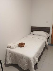 un lit avec un panier dessus dans l'établissement Pensión Alicante Playa, à Alicante