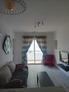 - un salon avec un canapé et un fauteuil rouge dans l'établissement Smart 2 Bedroom Flat, à Larnaka