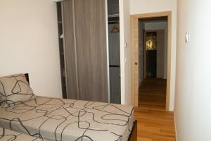 1 dormitorio con 1 cama y pasillo en LE PALAIS DIANE - Apt cosy, Moderne et Climatisé, en Niza