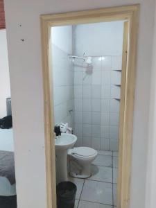 un baño con inodoro y lavabo en Alojamiento San Blas, en Ciudad del Este