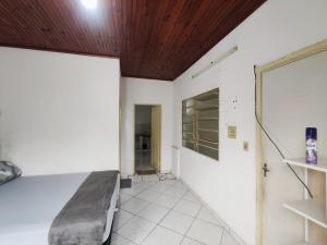 Habitación con cama y techo de madera. en Alojamiento San Blas, en Ciudad del Este 4 fotos más