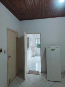 Una habitación vacía con un techo de madera y una puerta. en Alojamiento San Blas, en Ciudad del Este