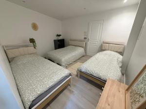une chambre avec deux lits dans une chambre dans l'établissement Appartement Villiers sur Morin proche de Disneyland, à Villiers-sur-Morin
